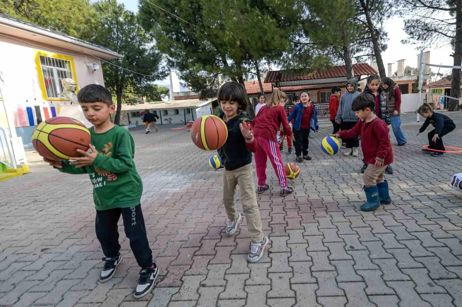 İzmir Büyükşehir’den okullara 37 milyon TL’lik spor malzemesi desteği