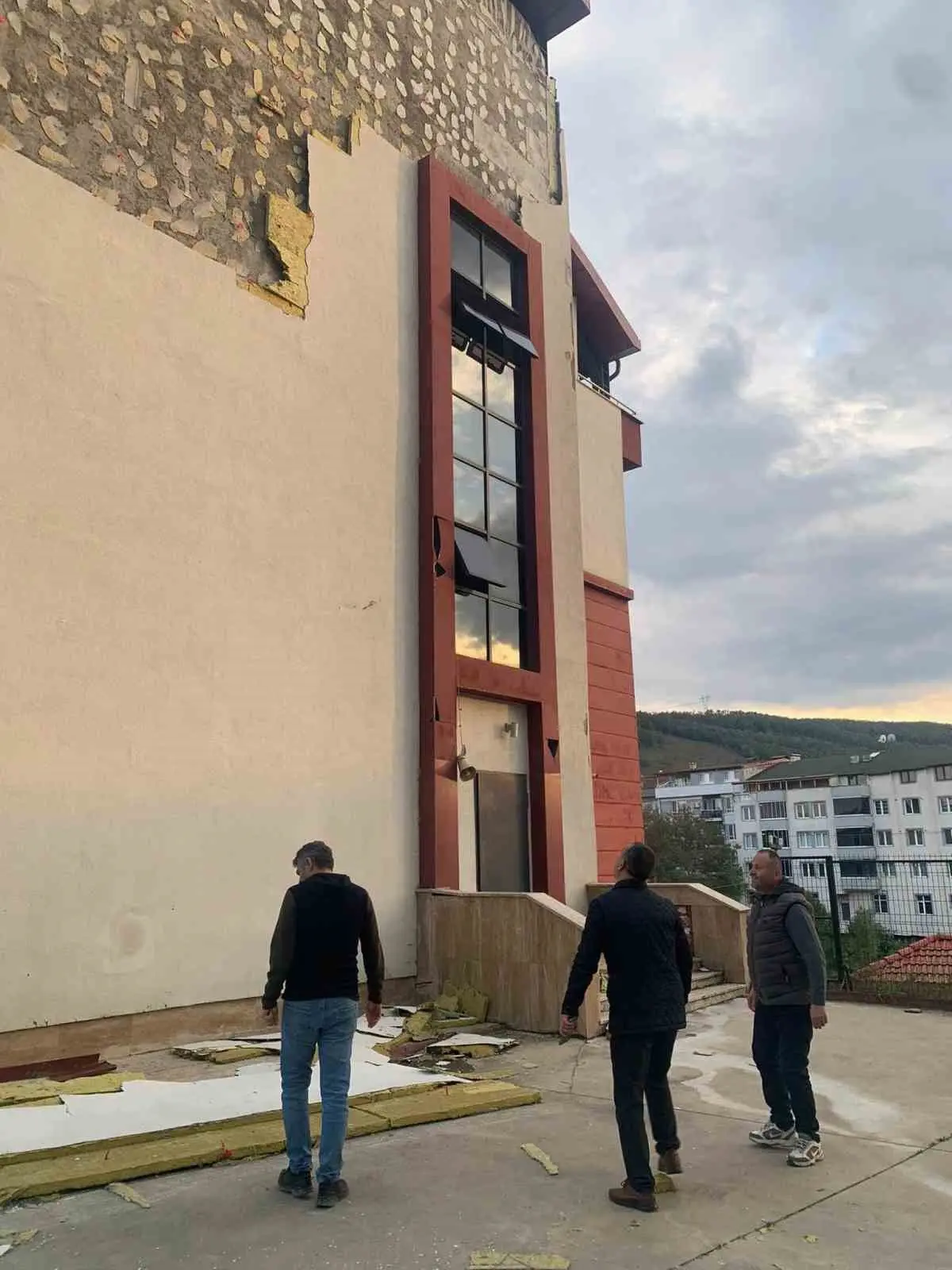 Fırtına okulun dış cephesine zarar verdi