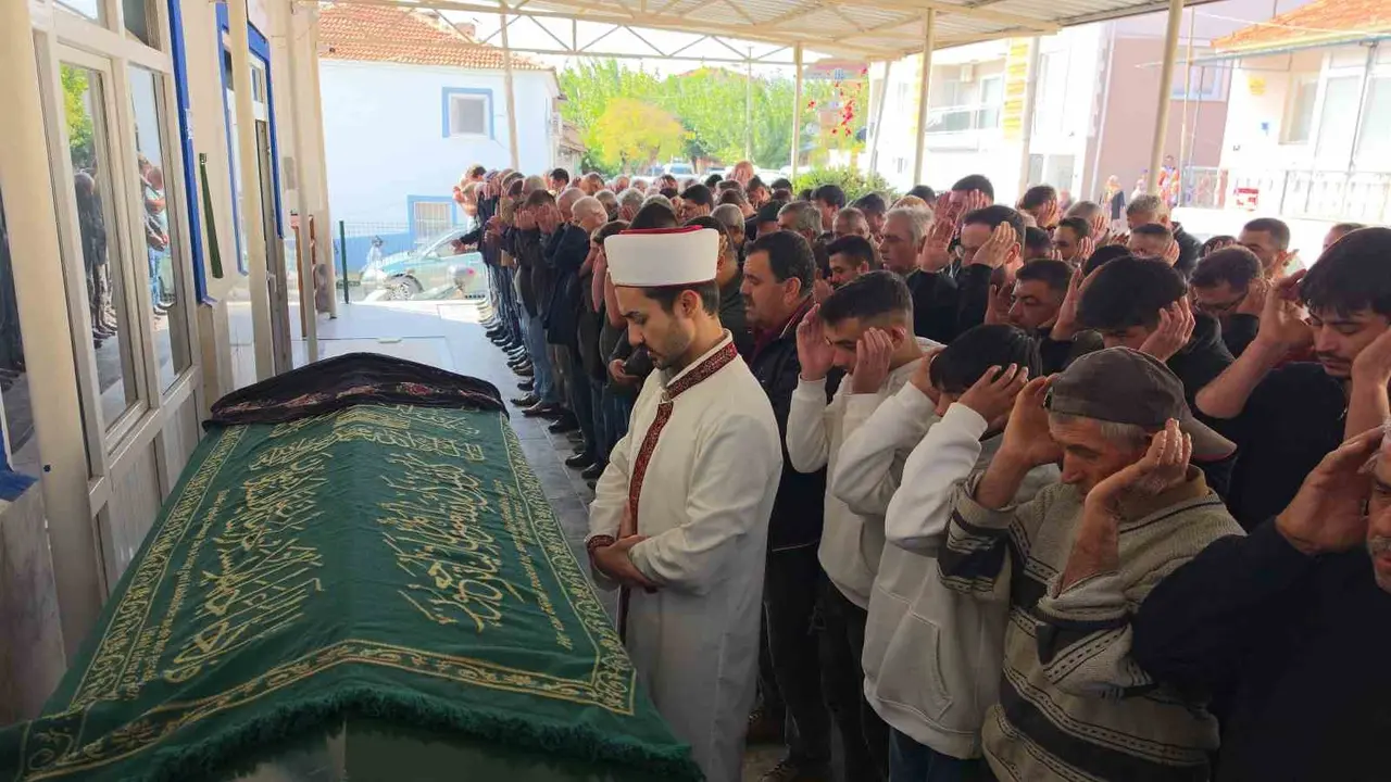 Uzaklaştırma kararı aldırdığı eski erkek arkadaşı tarafından öldürülen genç kız toprağa verildi