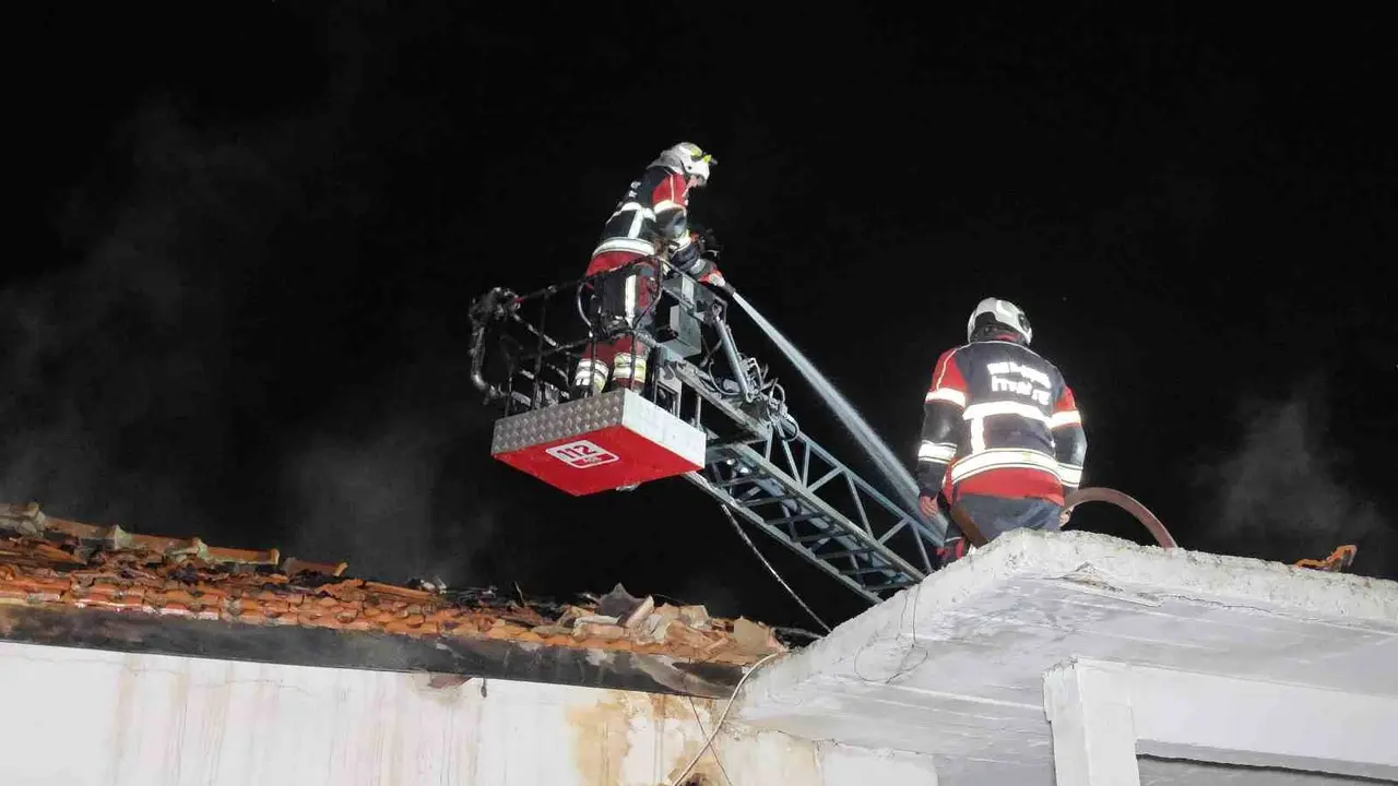 Yangında ev kül oldu, 4 kişilik aile zor kurtuldu
