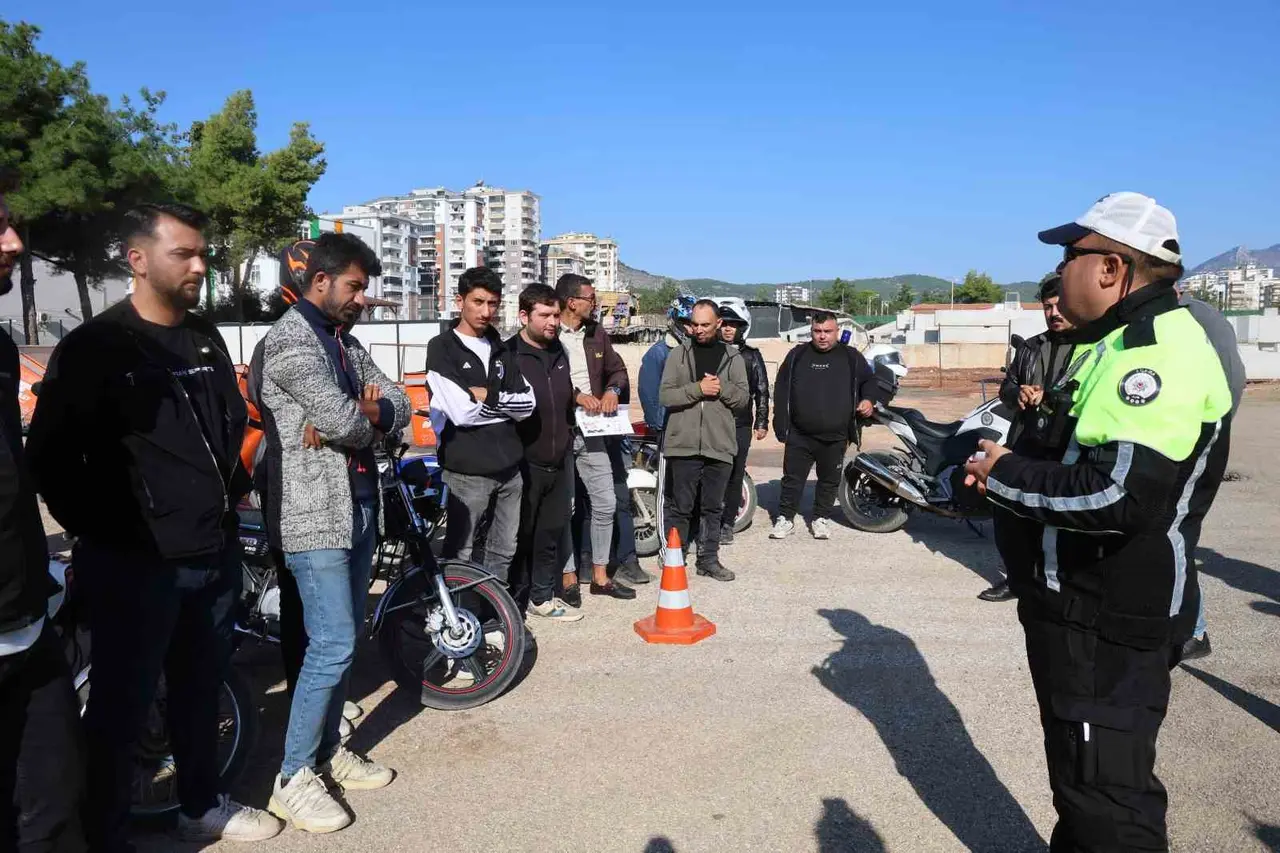Trafik polisinden motokuryelere uyarı: "Paket yetiştirmek için canınızı tehlikeye atmayın"