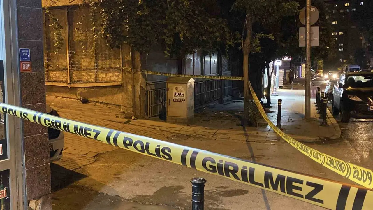 Zeytinburnu’nda iki grup arasındaki silahlı kavgada ev ve iş yerlerine mermi isabet etti