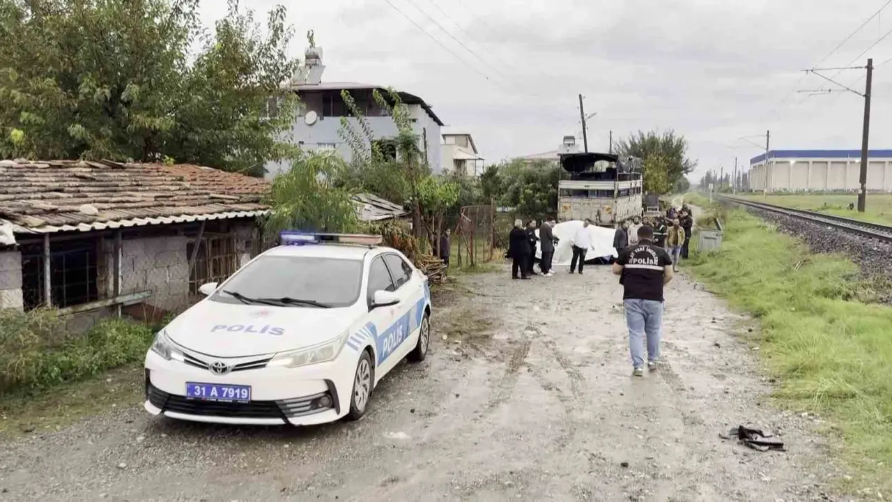 Trenin çarpmasıyla metrelerce sürüklenen otomobildeki anne öldü, oğlu yaralandı