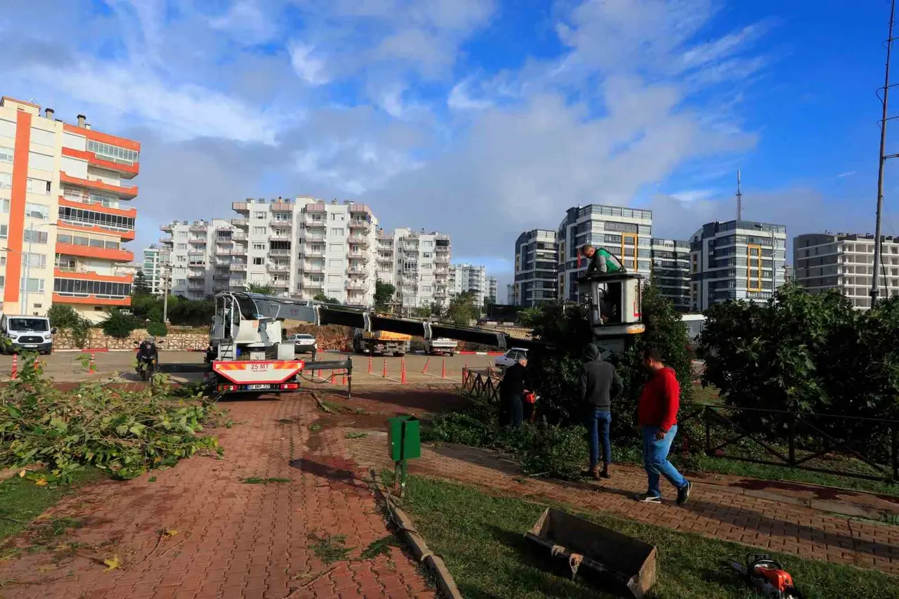 Antalya’da 4 kişinin ölümüne sebep olan hortum, şantiye alanına gelinceye kadar önüne geleni adeta parçalamış