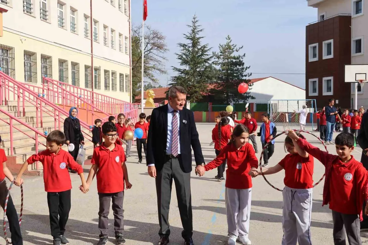 İlkokul öğrencilerinden geleneksel çocuk oyunları