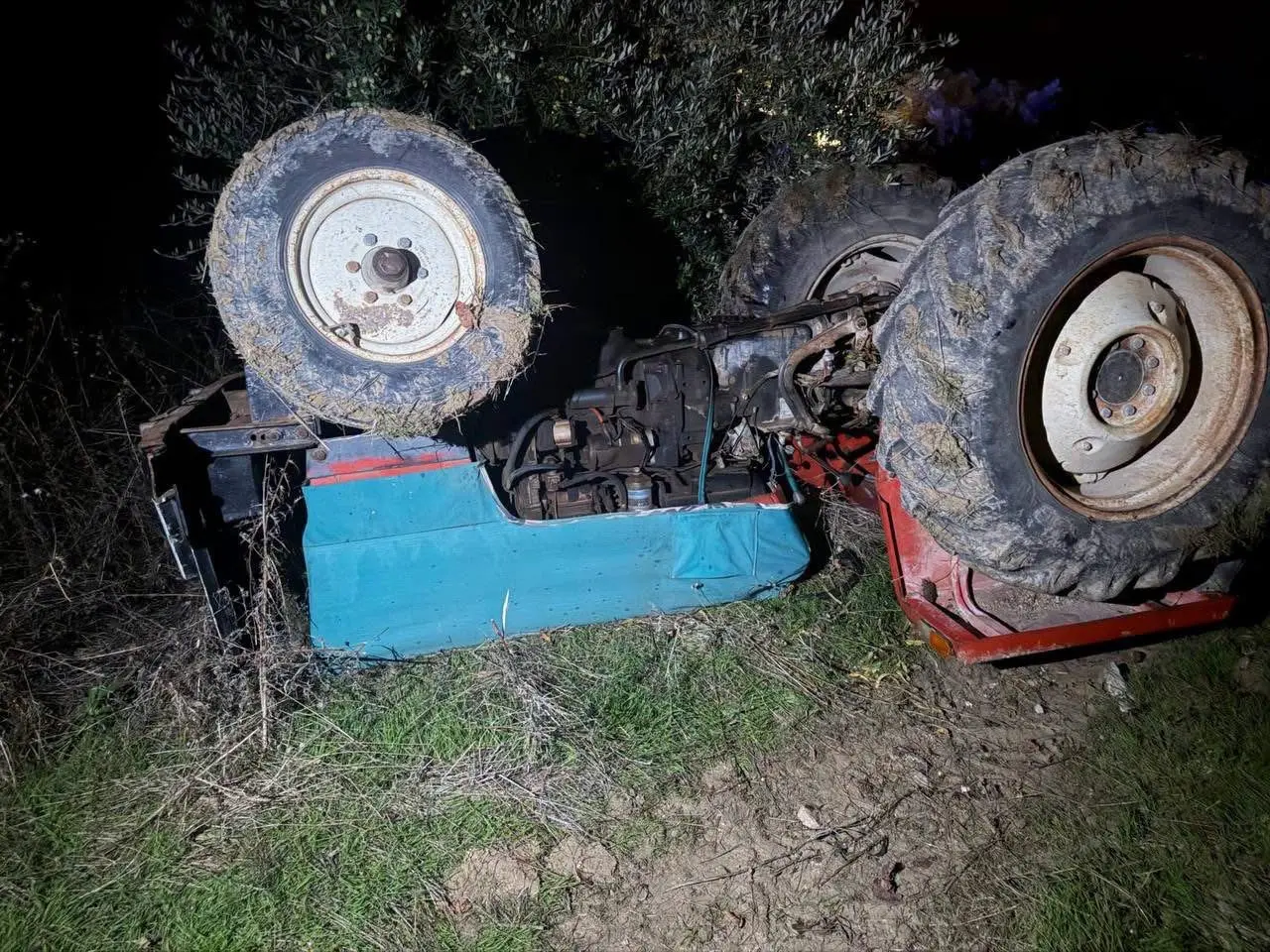 Altınözü’nde ters dönen traktörün altında kalan sürücü yaralandı