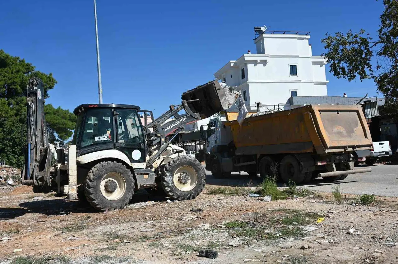 Kepez’de temizlik seferberliği: Aydoğmuş’ta 30 kamyon atık kaldırıldı