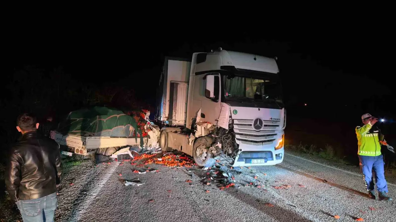 Tır ile kamyonet kafa kafaya çarpıştı: 2 ağır yaralı