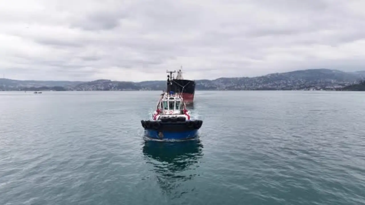 Karadeniz’de İHA saldırısına uğrayan "MV Aroyat" İstanbul Boğazı’ndan geçti