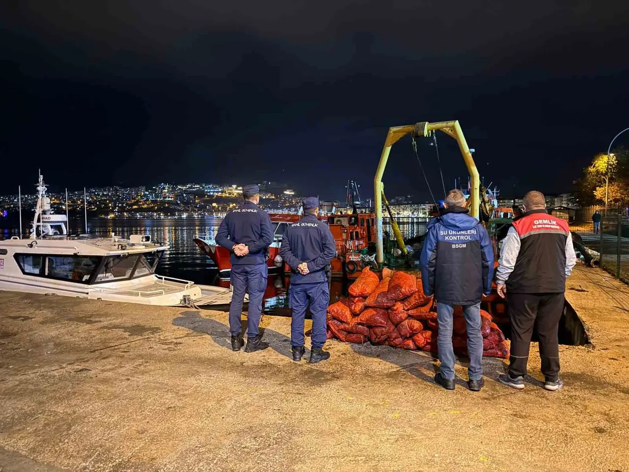 Bursa’da 350 kilo kaçak midye ele geçirildi