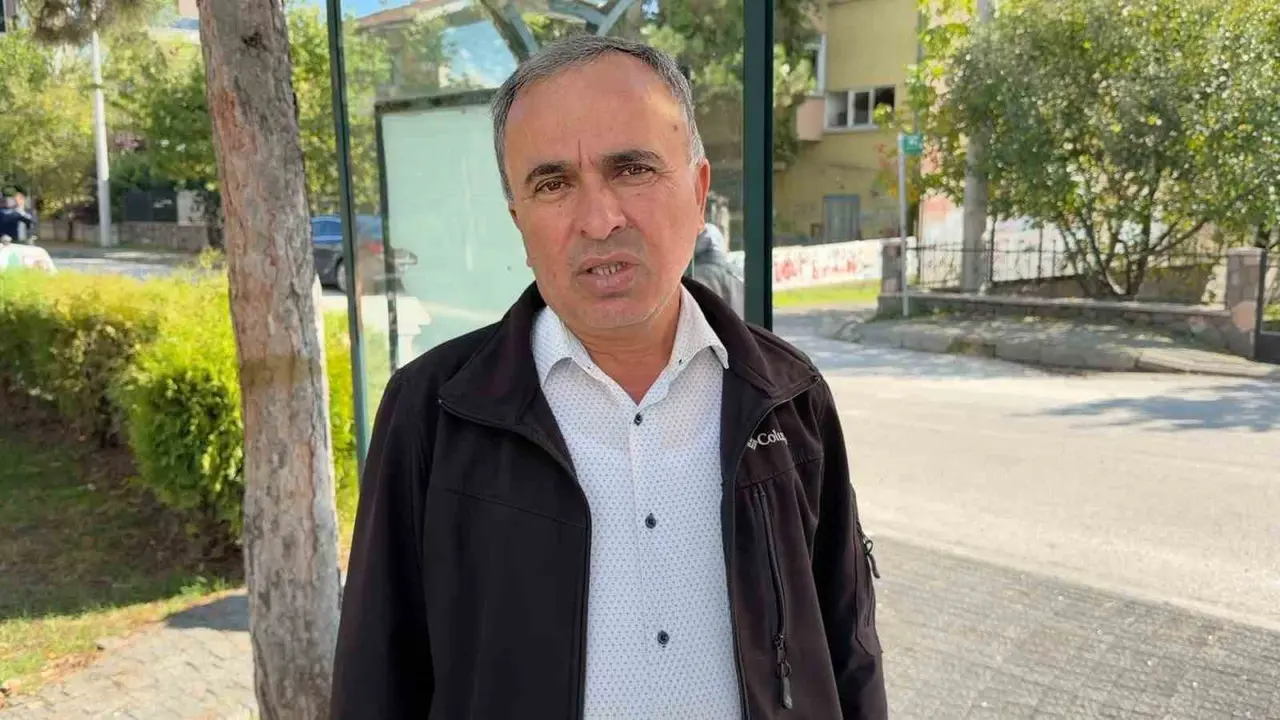 Bolu’da şehir magandaları otobüs durağının camını kırdı