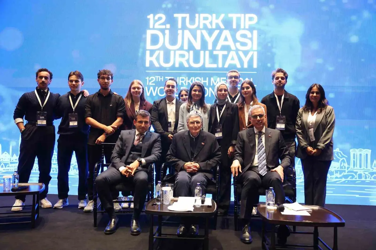 Sağlık Bakanı Memişoğlu 12’nci Türk Tıp Dünyası Kurultayı’nda gençlerle buluştu