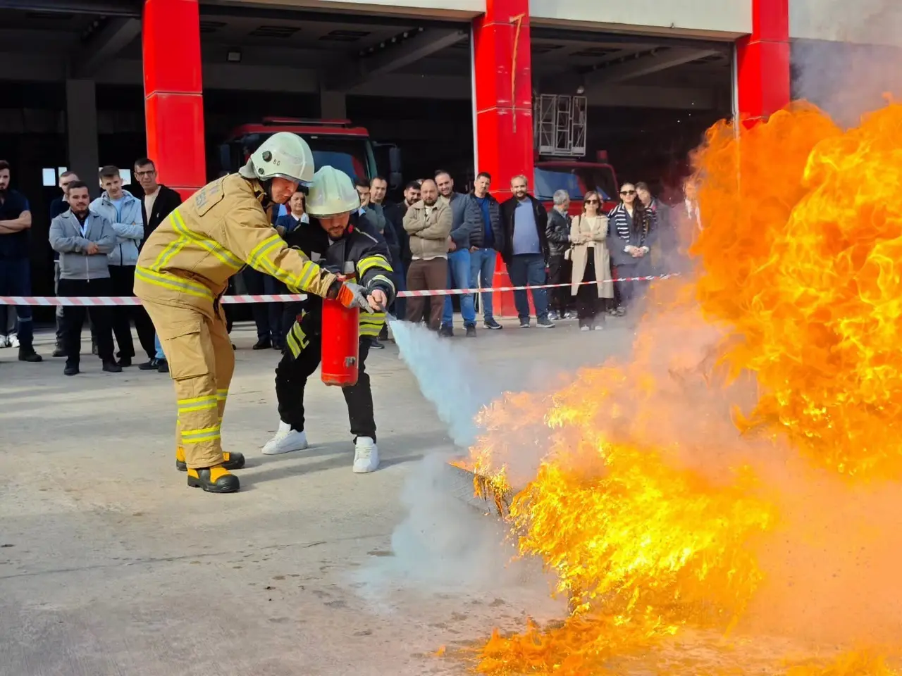 Belediye personeline yangın söndürme tatbikatı