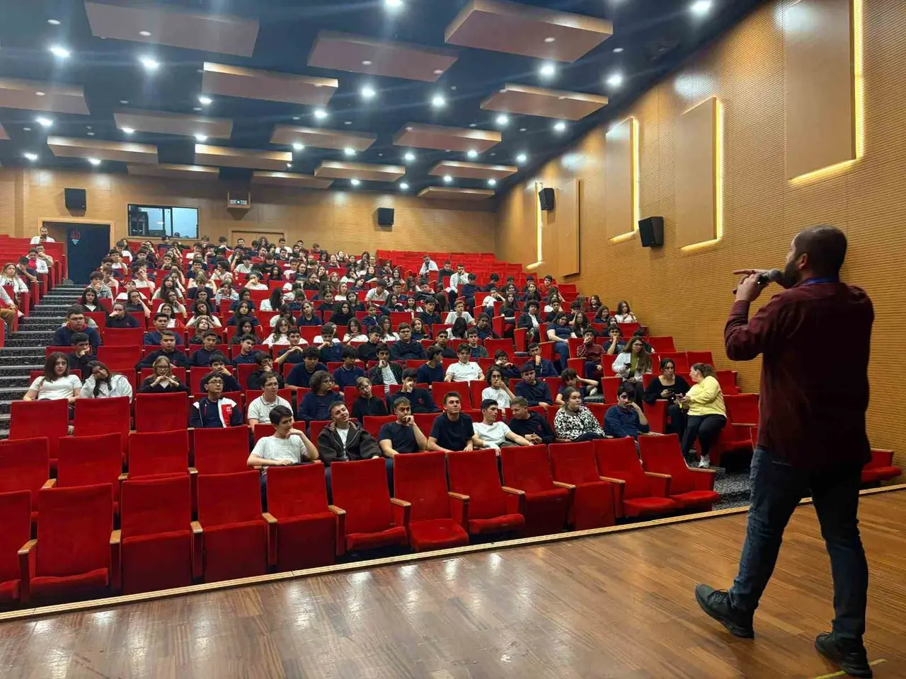 Afyonkarahisar’da 15 lisede 2 bin 700 öğrenciye ulaşıldı