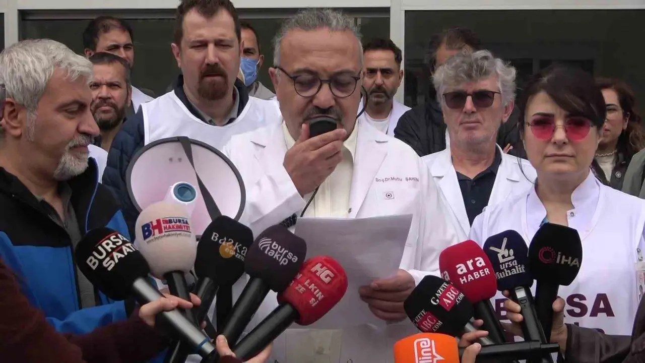 Bursa’da NEV Hastanesi önünde 6 aydır maaşlarını alamayan hekimlerden eylem