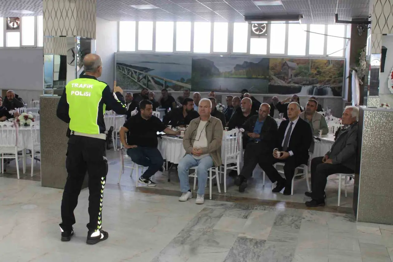 Aydın’da servis şoförleri ve rehber personellere trafik eğitimi