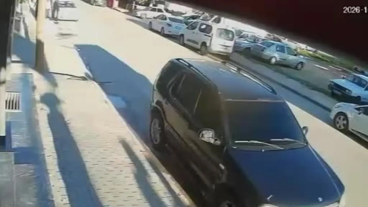 Devrilen motokurye metrelerce sürüklenip otomobile çarptı: O anlar kamerada