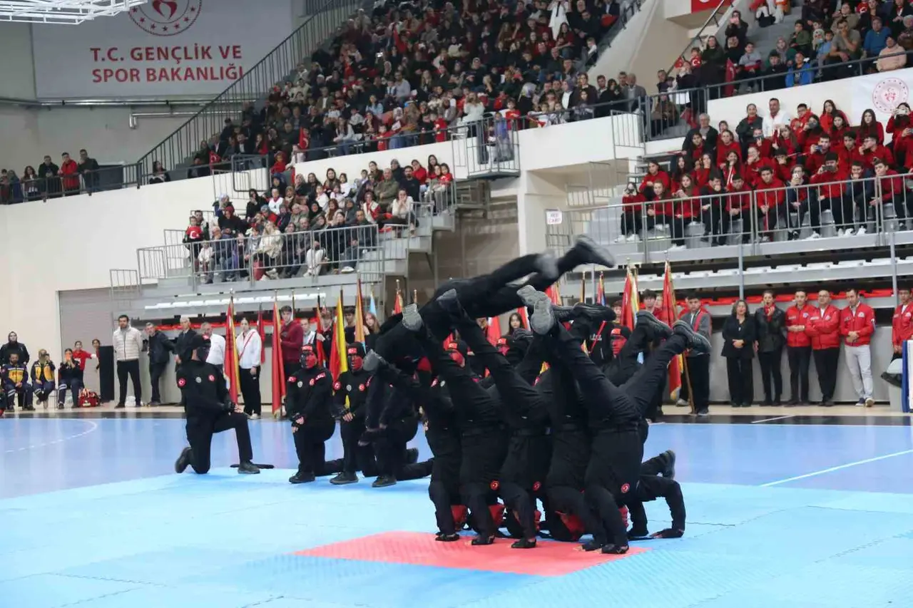 Kastamonu’da Cumhuriyet Bayramı coşkusu: Jandarma komandolar ve sporcuların gösterileri nefesleri kesti