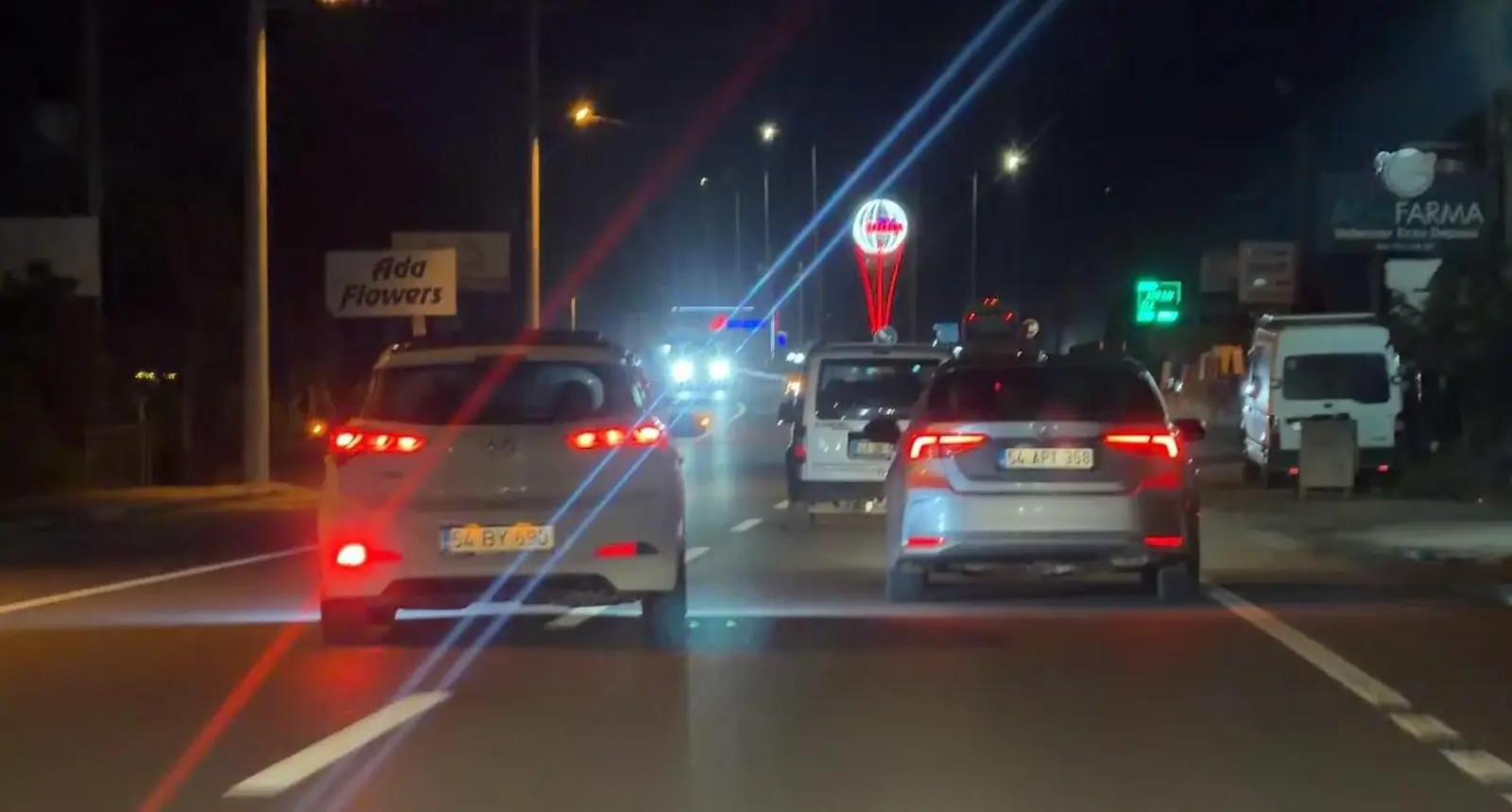 Kazaya davetiye çıkardı: Emniyet şeridinden ilerleyip araçların arasına daldı