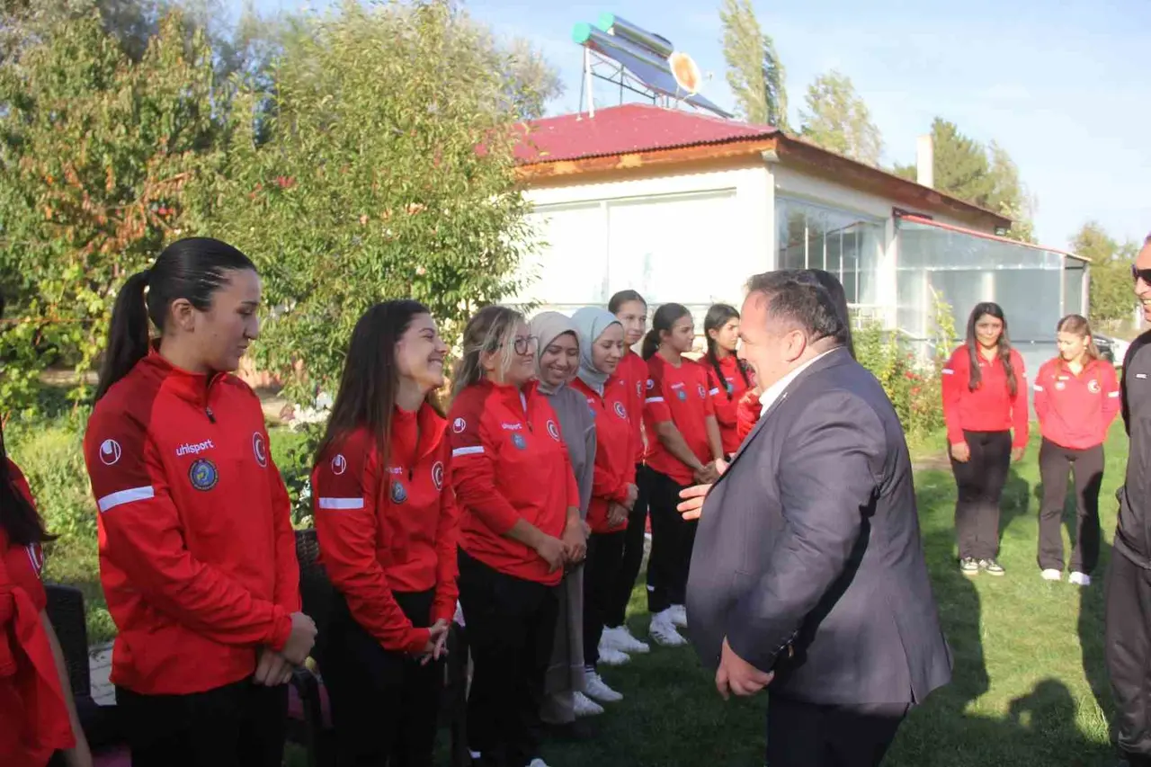 İşitme engelli kadın güreşçiler, ilk Avrupa Şampiyonası’na Sivas’ta hazırlandı