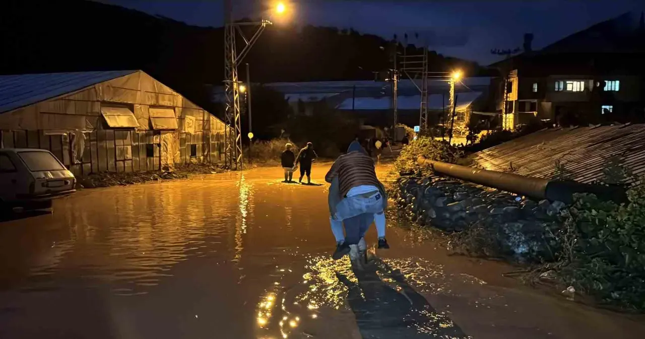 Mersin’de sağanak yağış hayatı olumsuz etkiledi