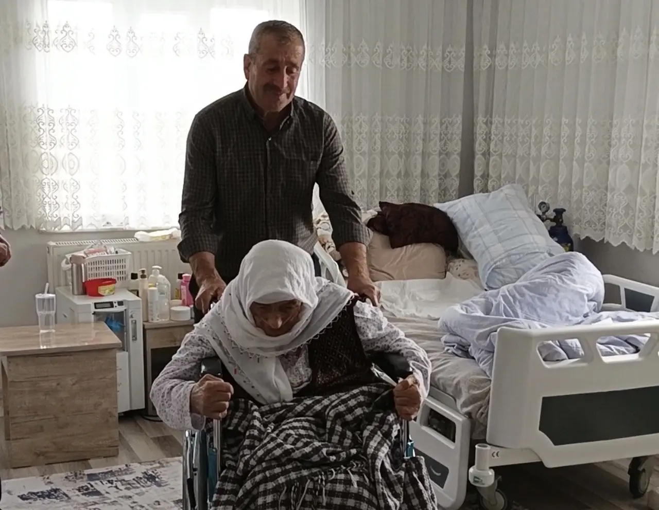 Yüksekova’da yüzleri güldüren yardım: Hatun Teyze tekerlekli sandalyesine kavuştu