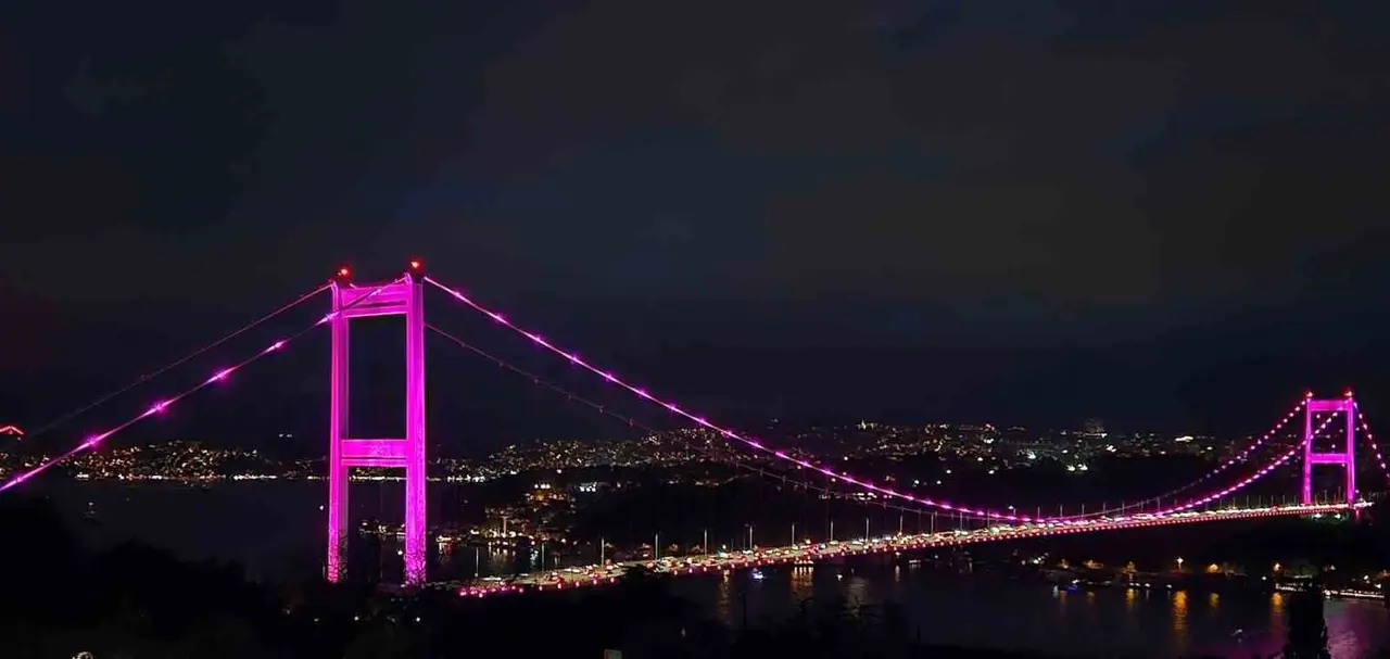 15 Temmuz Şehitler Köprüsü pembe renge büründü