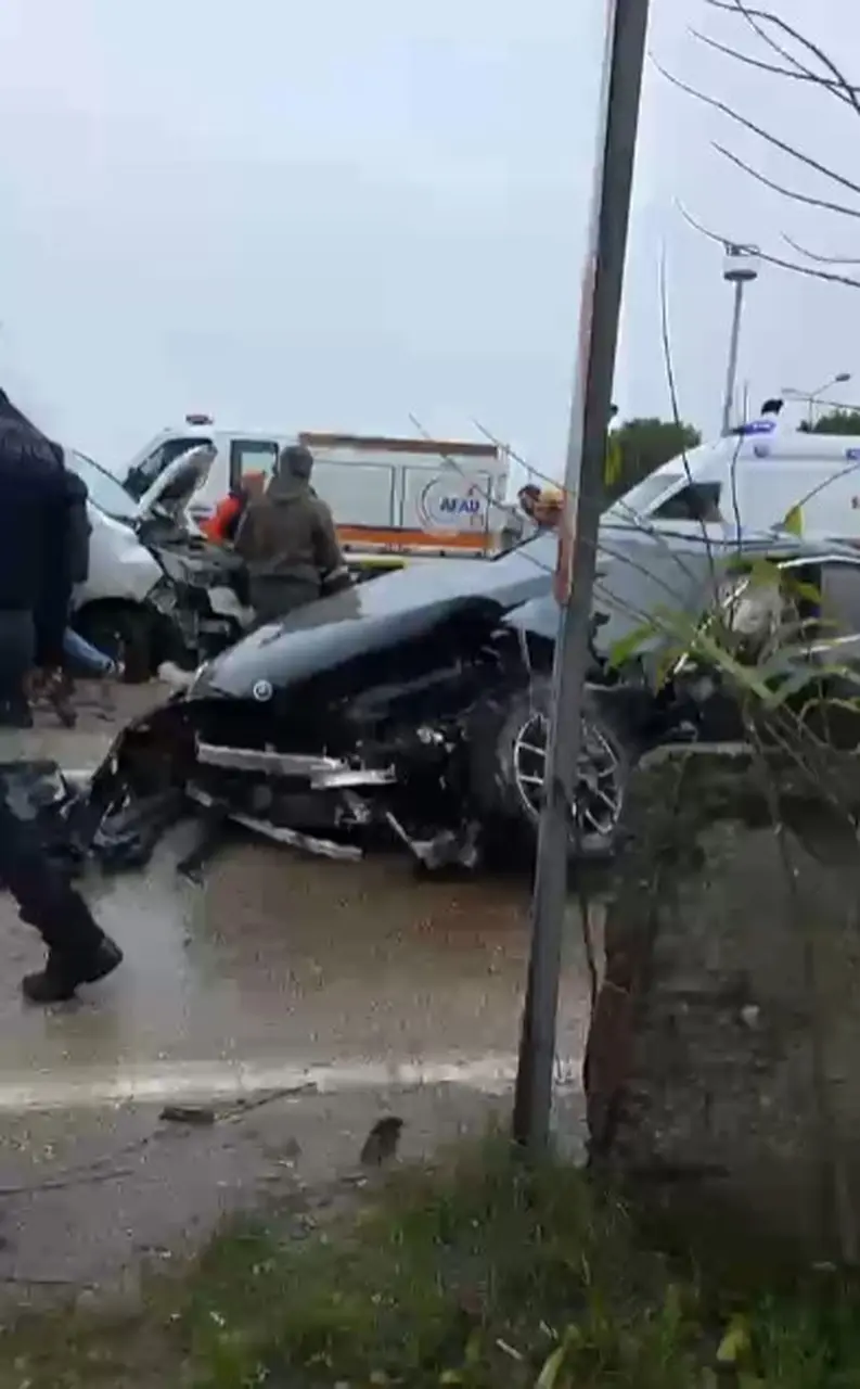 Bursa’da yağmurlu havada 5 araç birbirine girdi: 5 yaralı