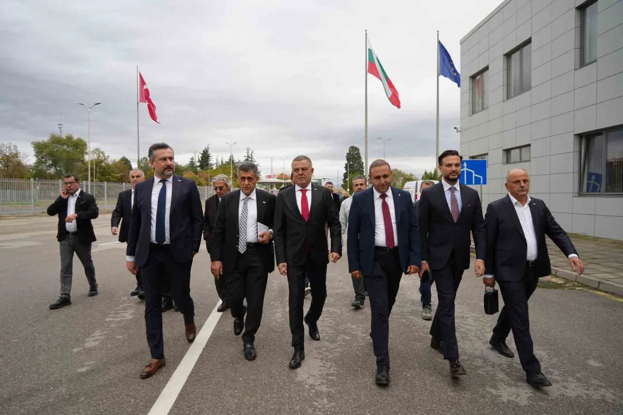 UND Başkanı Aras’tan Avrupa’ya çağrı: Tır şoförlerinin Schengen vize sorununa çözüm istedi
