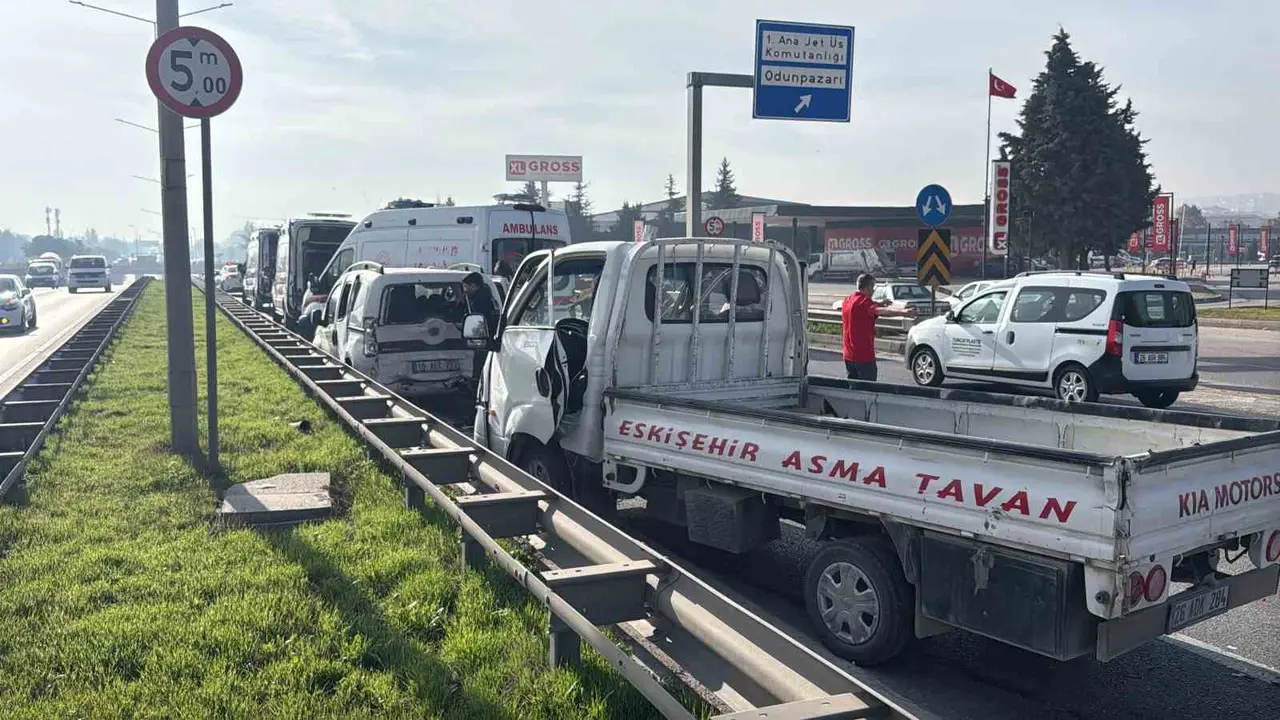 Eskişehir çevreyolunda pikap hafif ticari araca çarptı: 7 yaralı