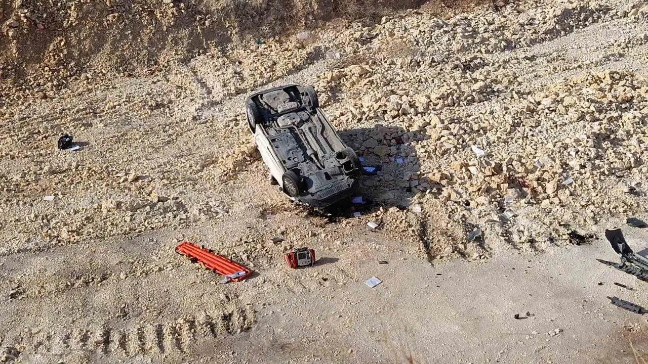 Şanlıurfa’da otomobil 15 metre yükseklikten çalışma yapılan yola uçtu: 1 ölü