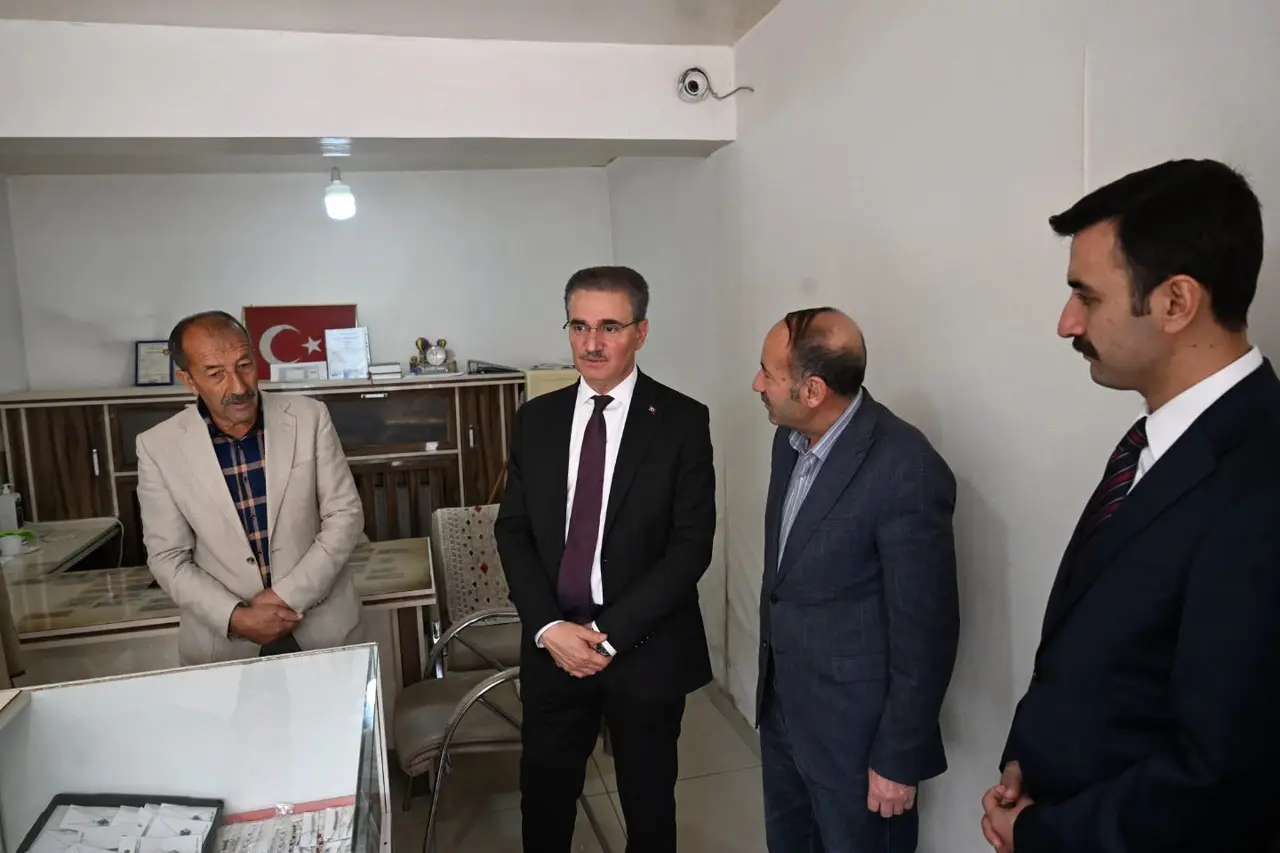 Vali Baruş Karayazı’da esnafla buluştu