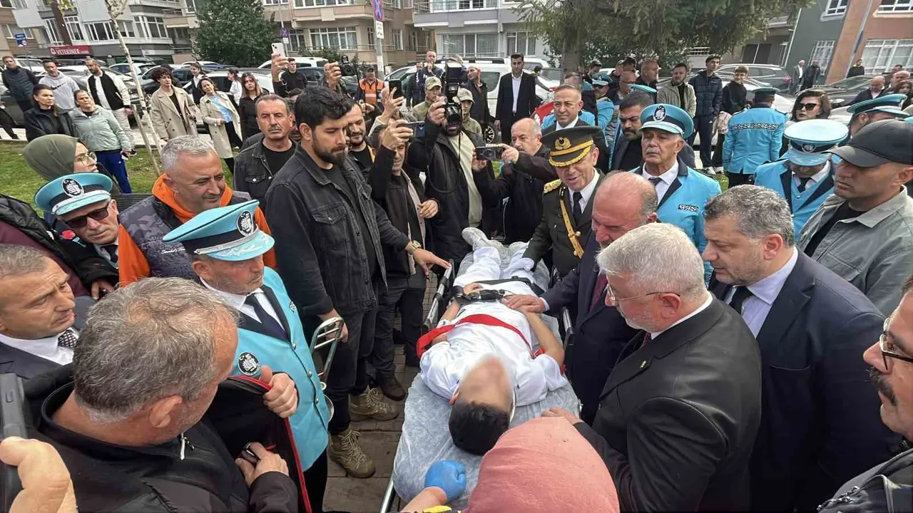 Çelenk sunma töreninde baygınlık geçiren çocuk merdivenden düştü