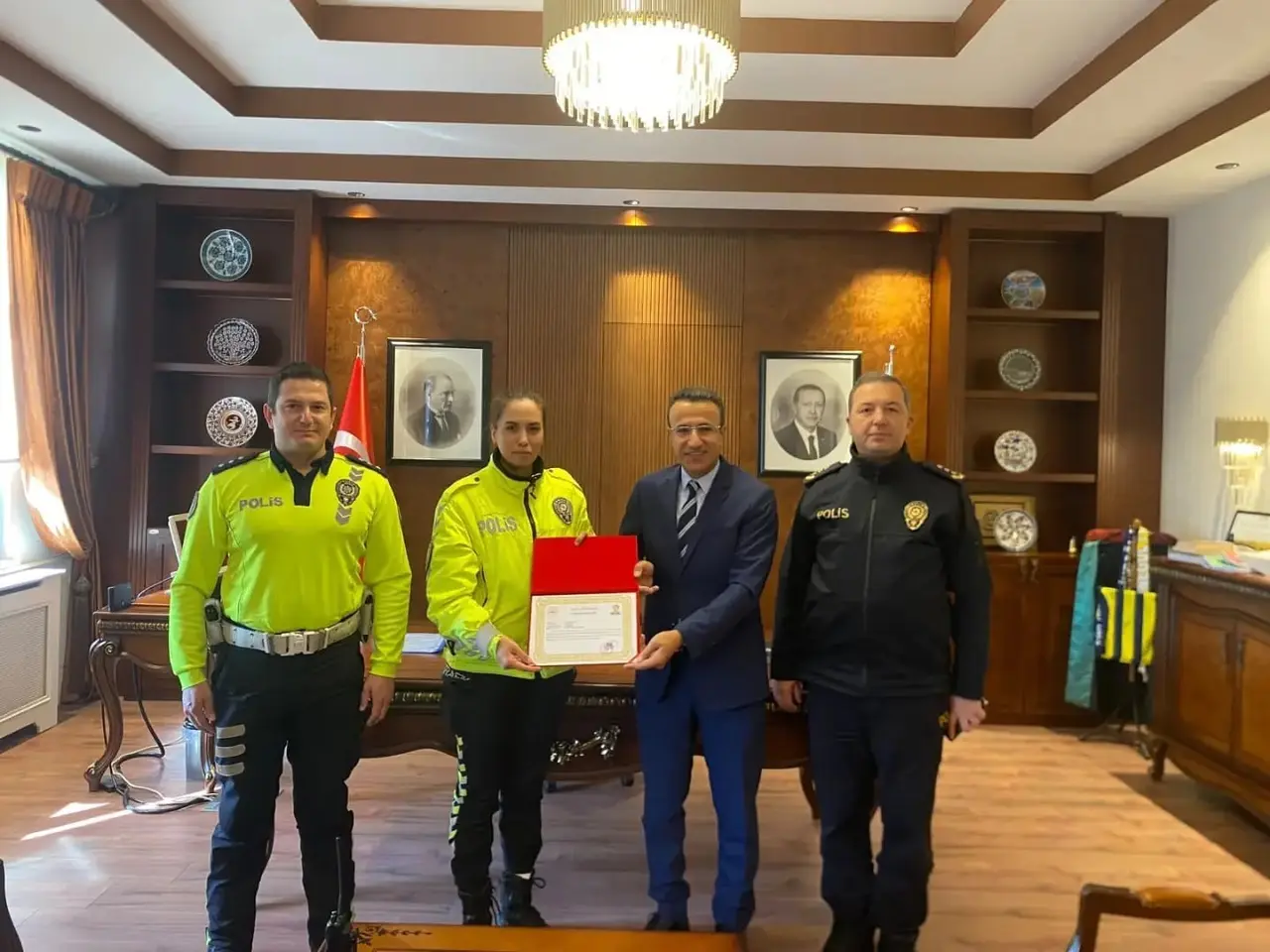 Yaralı genci yağmurdan şemsiyeyle koruyan polise başarı belgesi