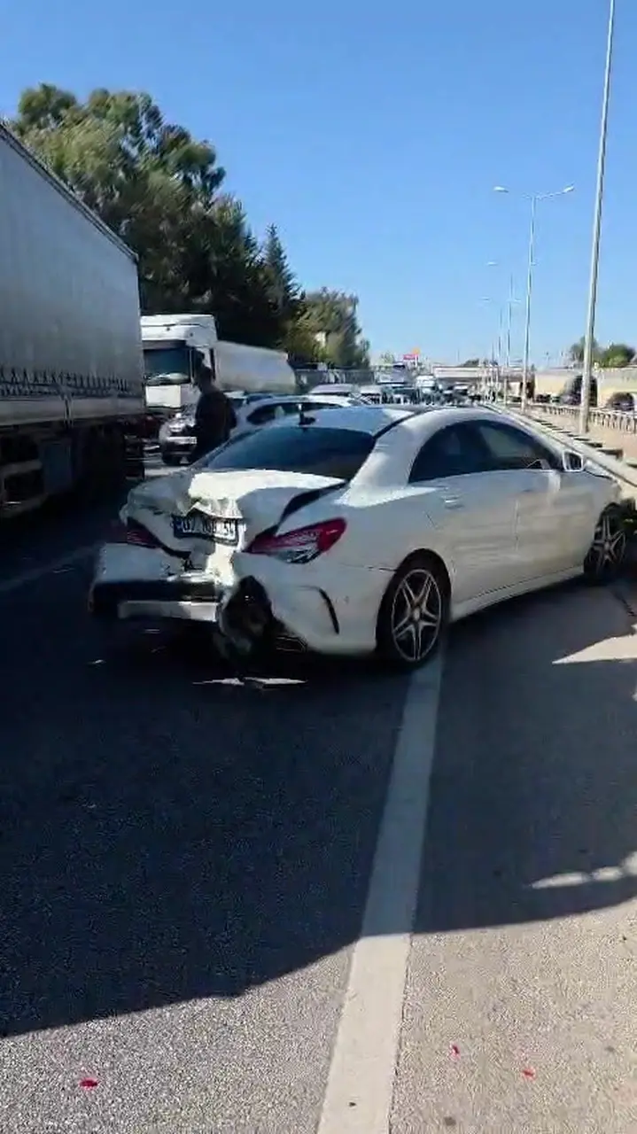 Serik’te 3 araçlı zincirleme kaza