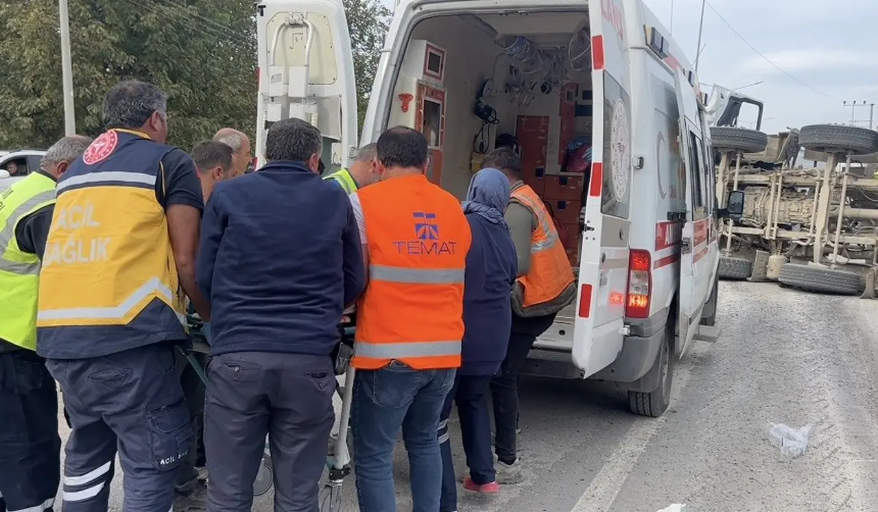 Freni boşalan beton mikseri otomobile çarpıp devrildi: 3 kişinin yaralandığı kaza kamerada