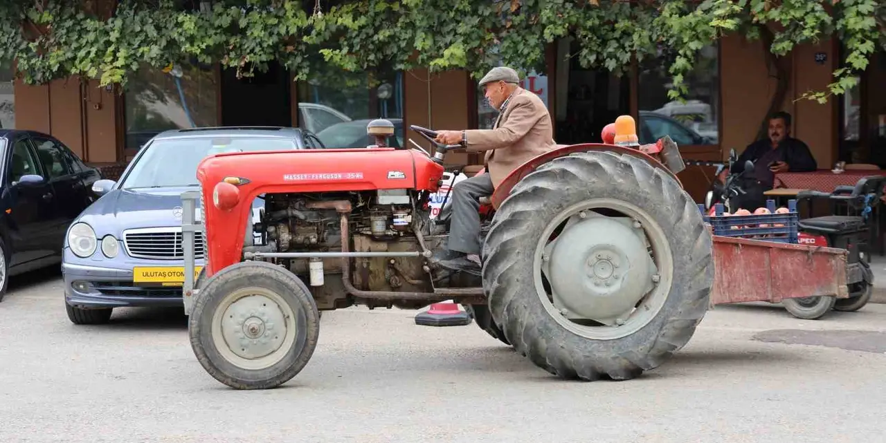 Ali Dede 69 yıllık traktöründen vazgeçemiyor