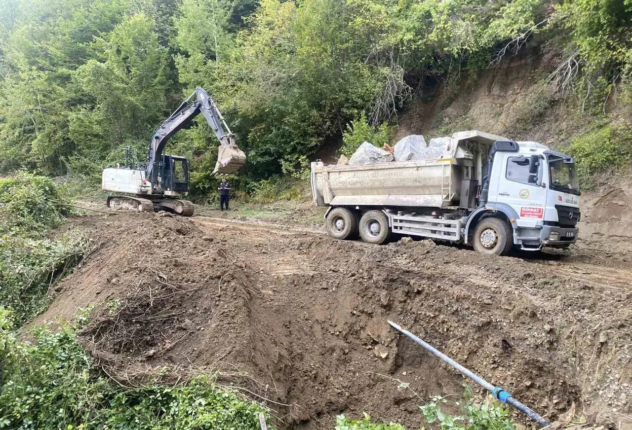 Heyelan bölgesinde yol güvenliği sağlandı