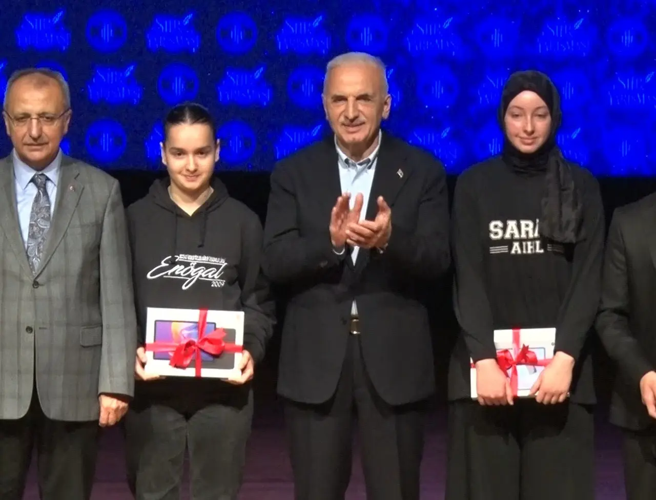 Ümraniye’de şiire ses veren gençler ödüllerine kavuştu