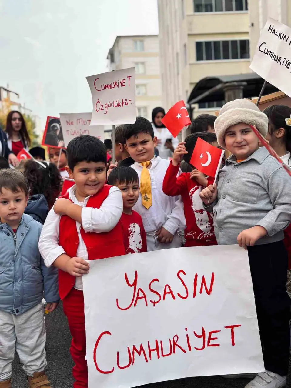 Kars’ta minik yüreklerin Cumhuriyet coşkusu sokaklara taştı