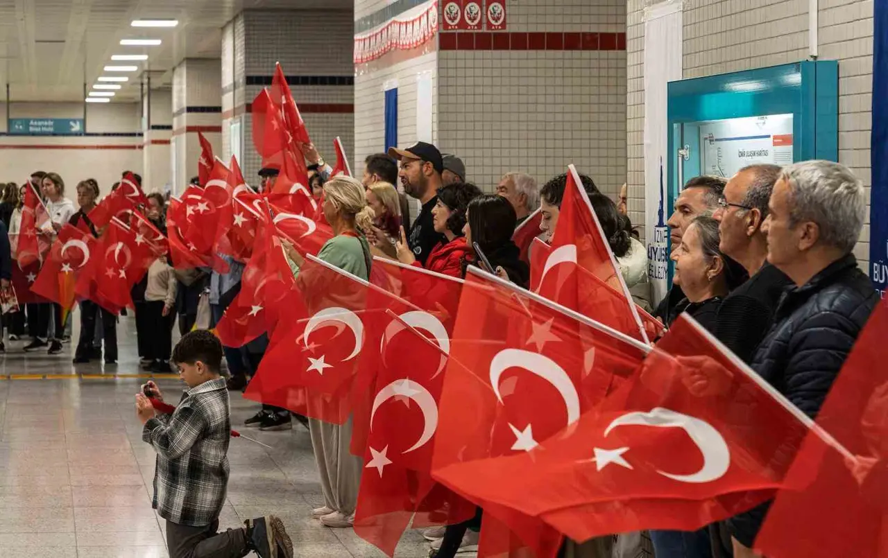 İzmir Metrosu’nu Cumhuriyet coşkusu sardı