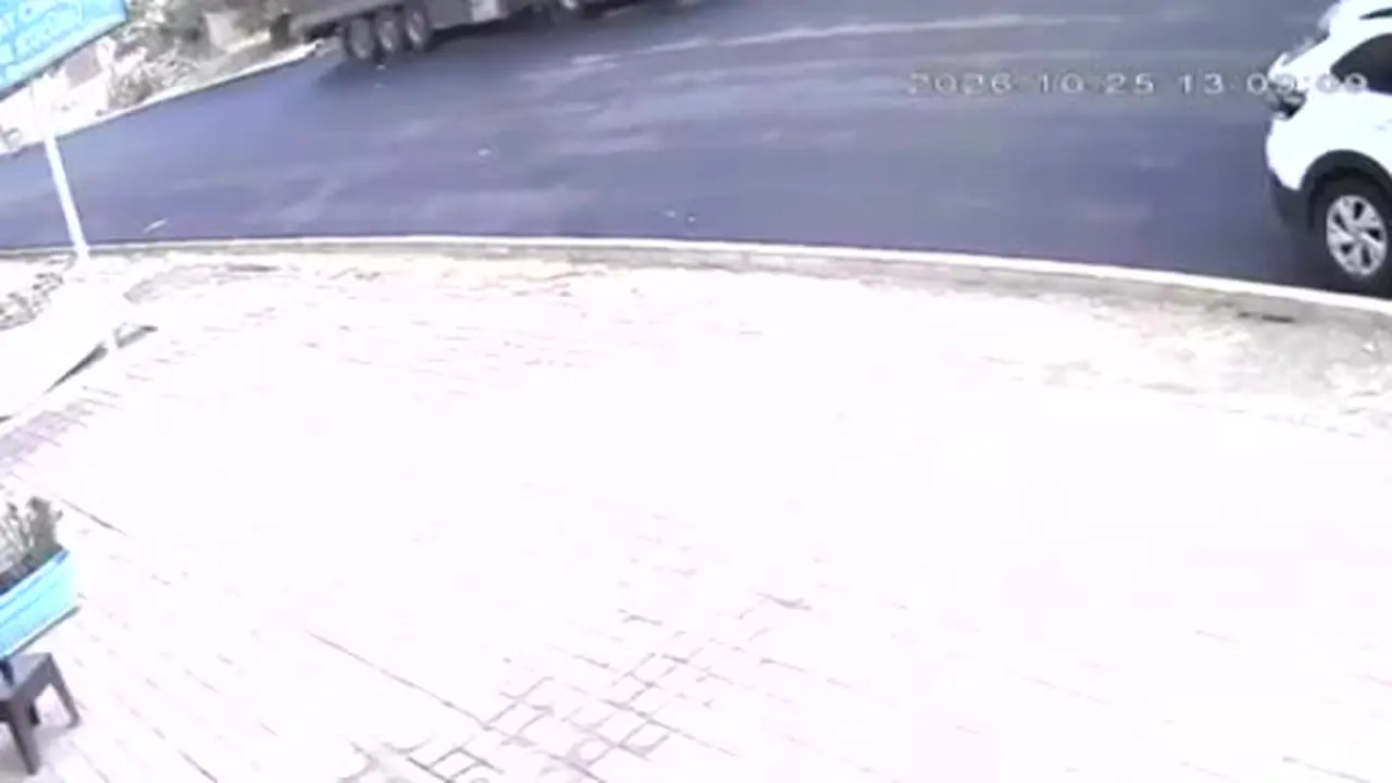 Mardin’de otomobilin çocuğa çarpma anı kamerada