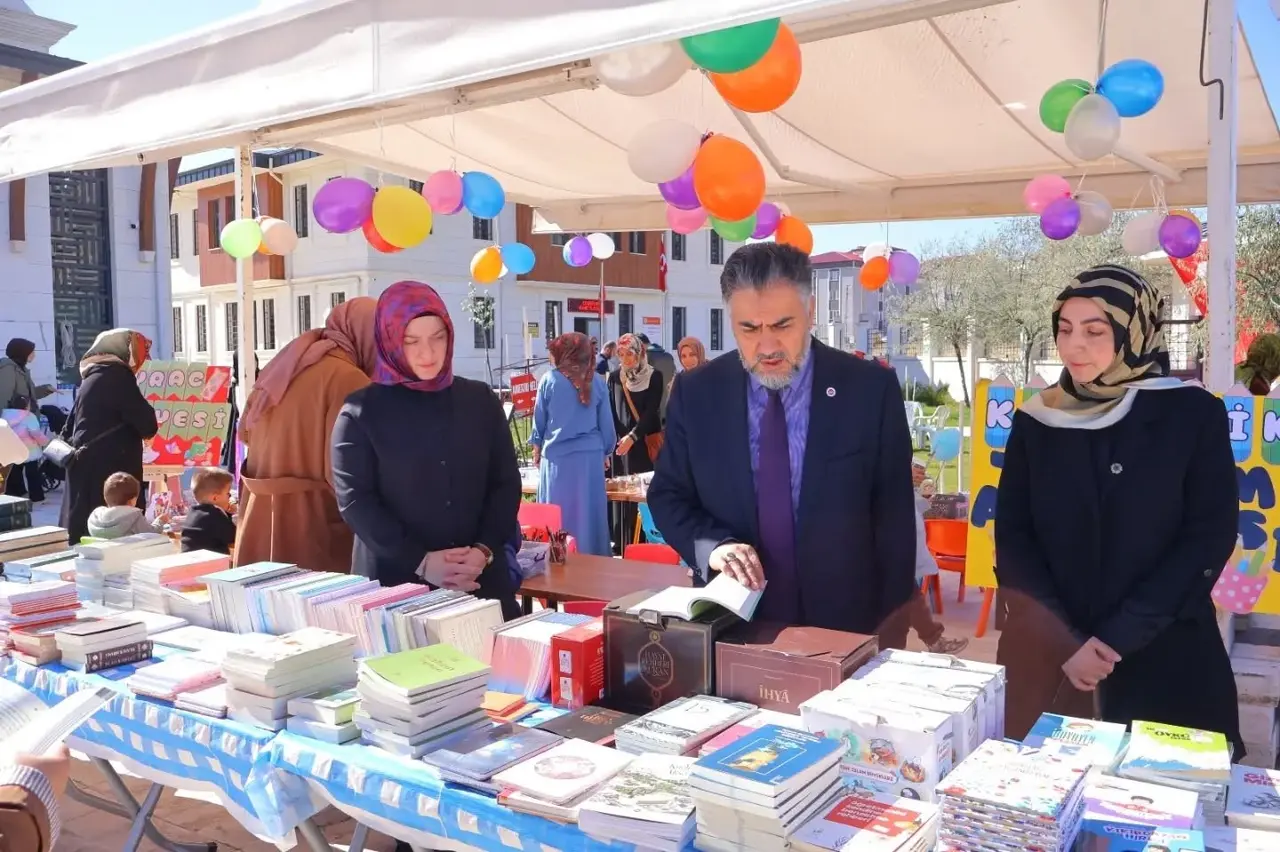 Bayburt’ta minik öğrenciler kumbaralarındaki harçlıklarla kitap aldı