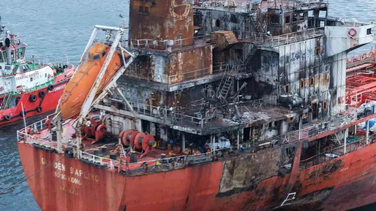 Karadeniz’de dron saldırısına uğrayan tankerin geçişi nedeniyle İstanbul Boğazı trafiğe kapandı