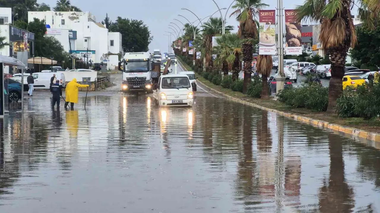 Bodrum’da yol göle döndü