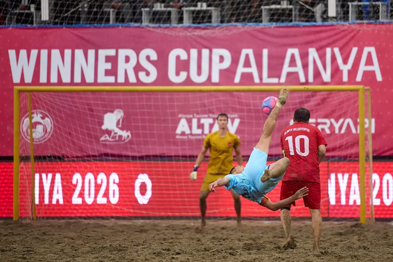 Plaj Futbolu Dünya Kulüpler Şampiyonası’nda Alanya Belediyespor penaltılarla çeyrek finalde