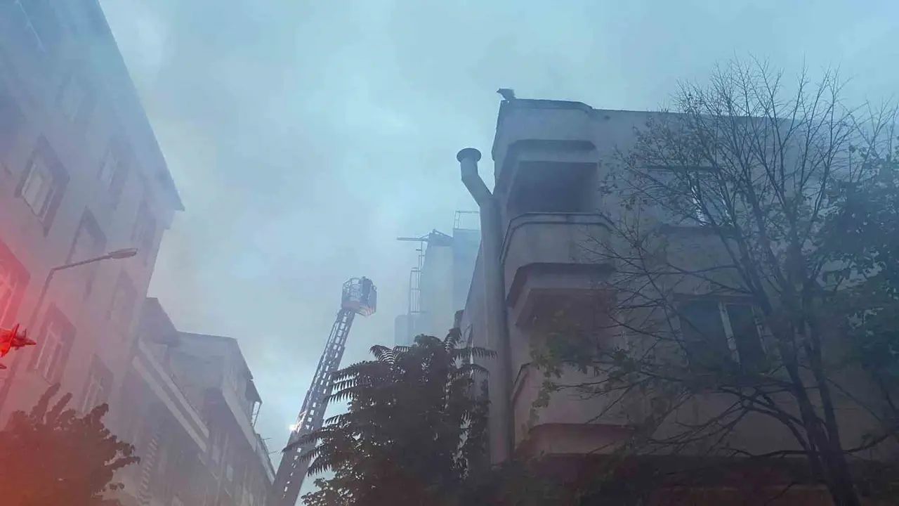 Küçükçekmece’de bitişik iki iş yerinin çatısı alevlere teslim oldu