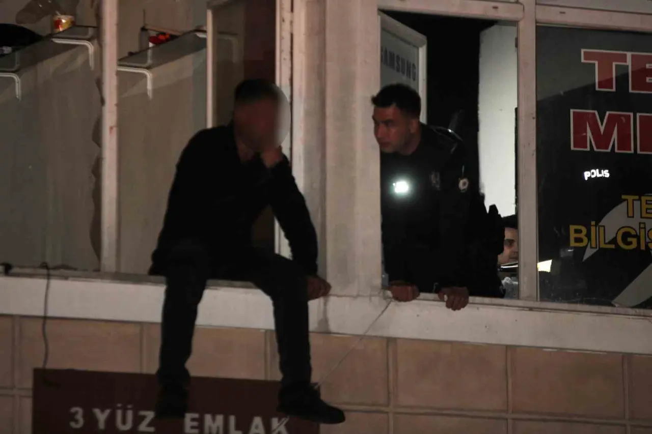Kayseri’de kendine zarar veren şahsı, polis ekipleri zor kullanarak kurtardı