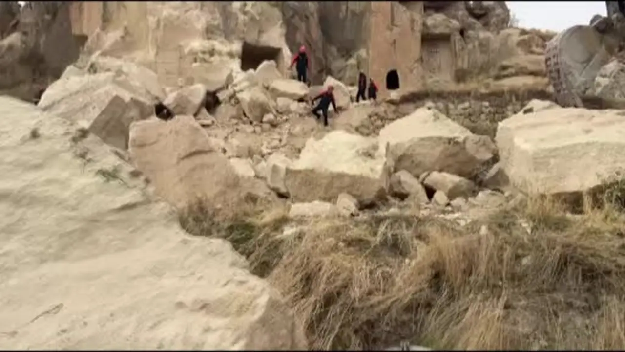 Nevşehir Göreme’de peribacası yıkıldı