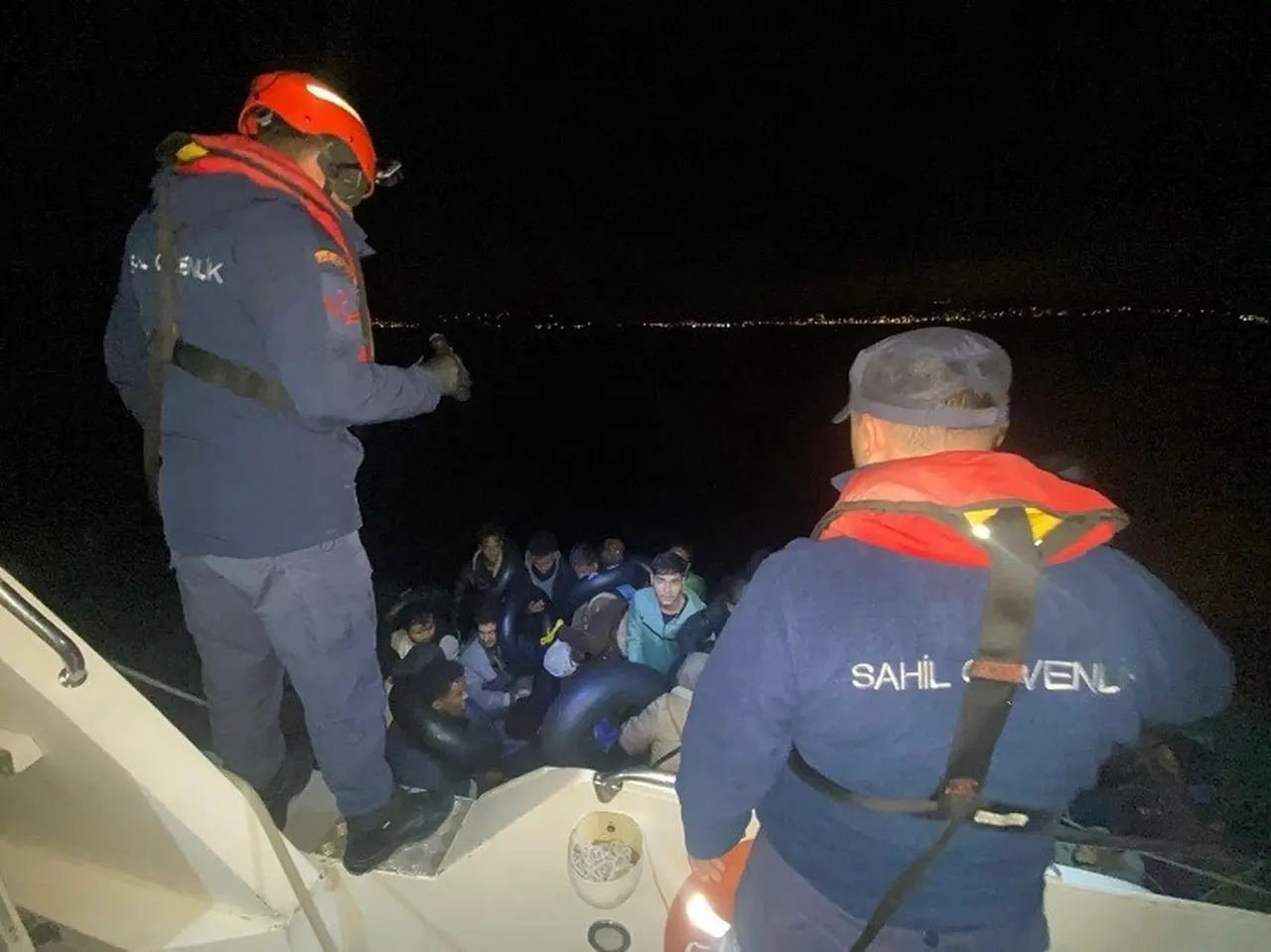 İzmir açıklarında 76 düzensiz göçmen yakalandı